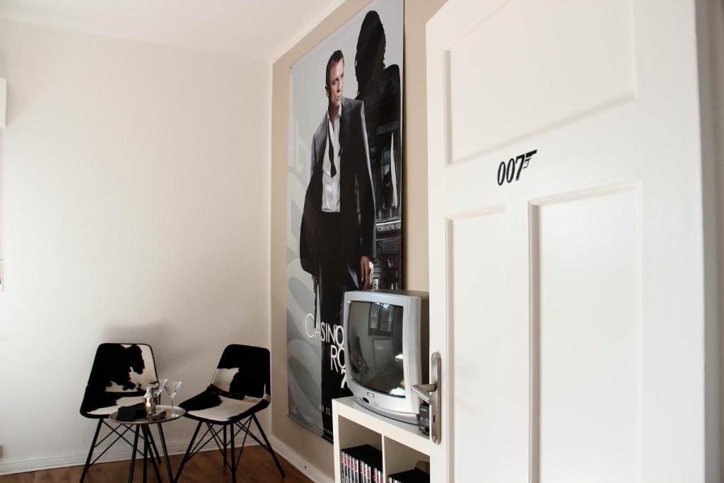a living room with a tv and a picture on the wall at Planet Gast - Helden-Wohnung in Marklohe