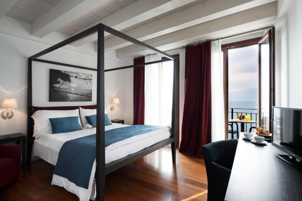 Hotel Del Portoにあるベッド