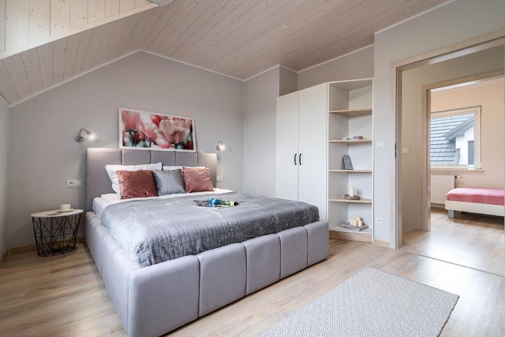 een slaapkamer met een groot wit bed in een kamer bij Apartamenty Lagos in Karwia