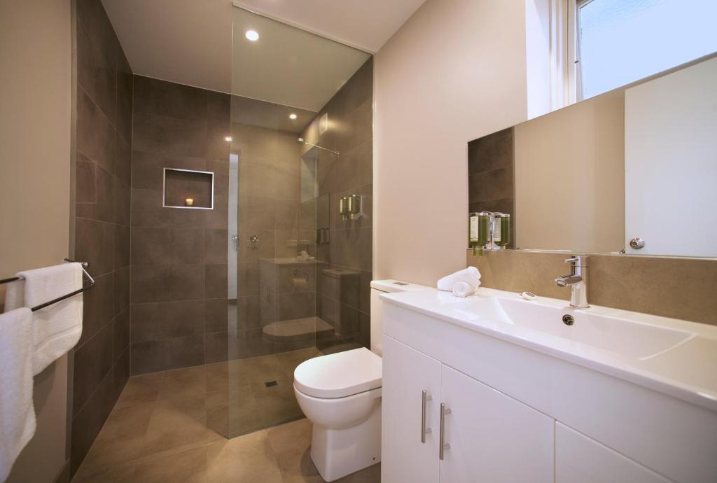 Un baño de Boathouse Resort Studios and Suites