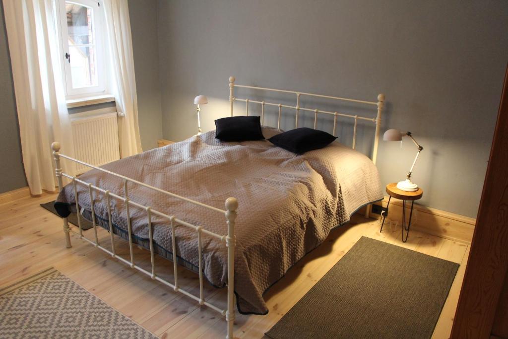 Schlafzimmer mit einem Bett mit Metallrahmen in der Unterkunft Magdalenenhof am Huywald - Kornboden mit Aussicht in Dingelstedt