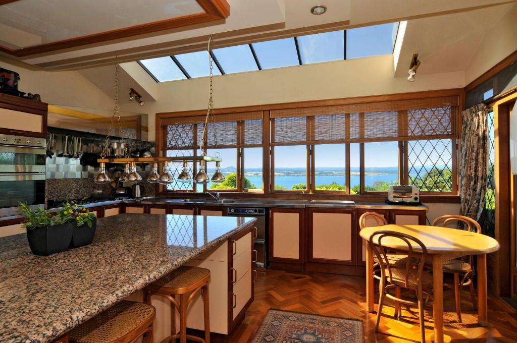 Kuchyň nebo kuchyňský kout v ubytování Lake Taupo Lodge
