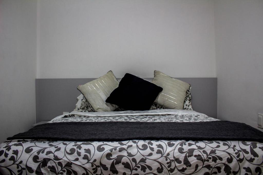 Una cama con dos almohadas encima. en 4let BH Del Rey en Belo Horizonte