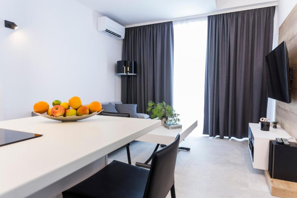 Televízia a/alebo spoločenská miestnosť v ubytovaní Apartman Amore