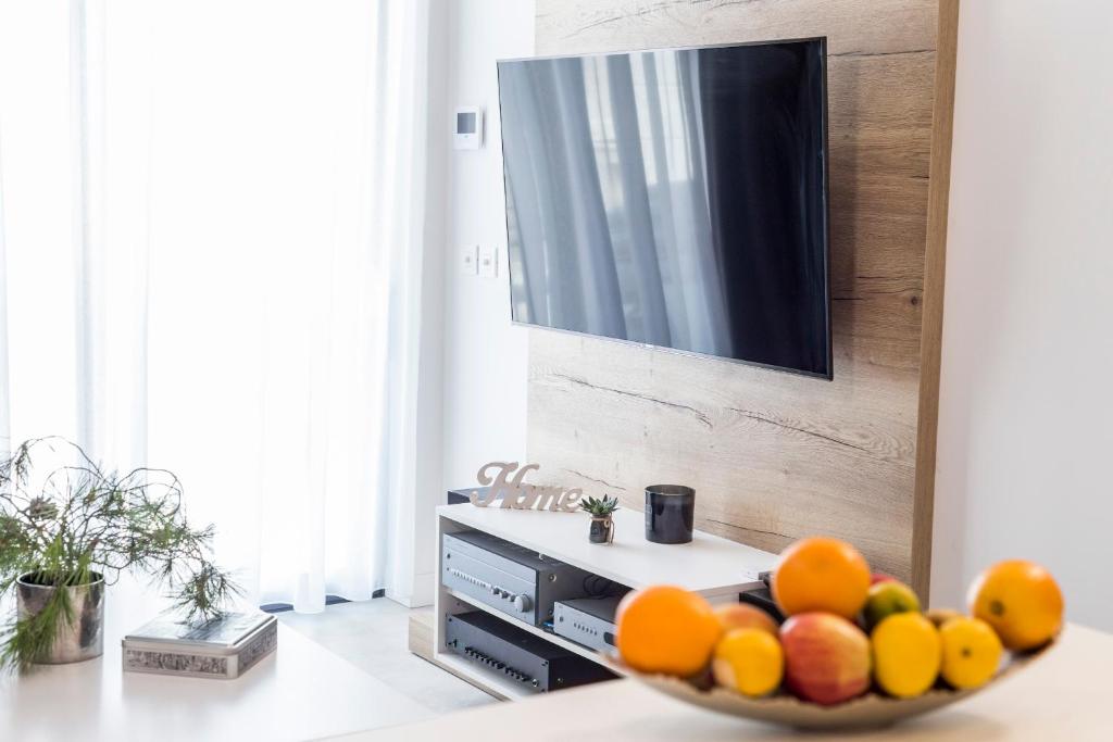 Televízia a/alebo spoločenská miestnosť v ubytovaní Apartman Amore