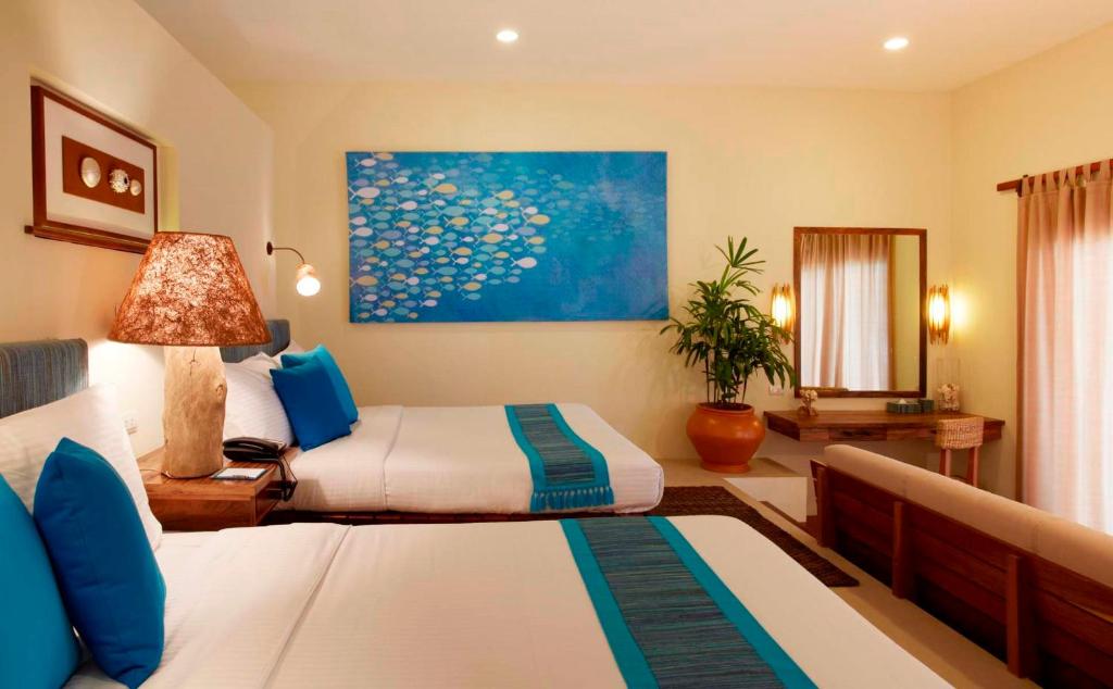 Postel nebo postele na pokoji v ubytování Bluewater Sumilon Island Resort