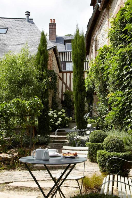 La Cour Sainte Catherine demeure de charmeにある庭