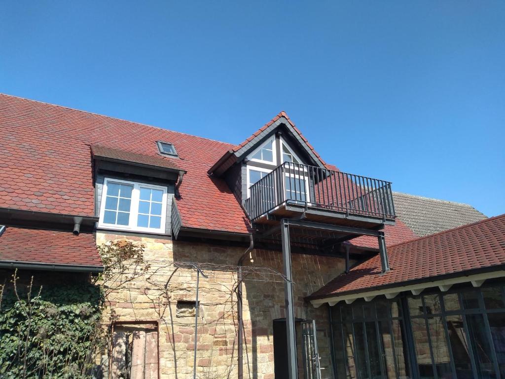 une maison avec un balcon sur le côté de celle-ci dans l'établissement Willkommen in unserem kleinen Paradies, à Venningen