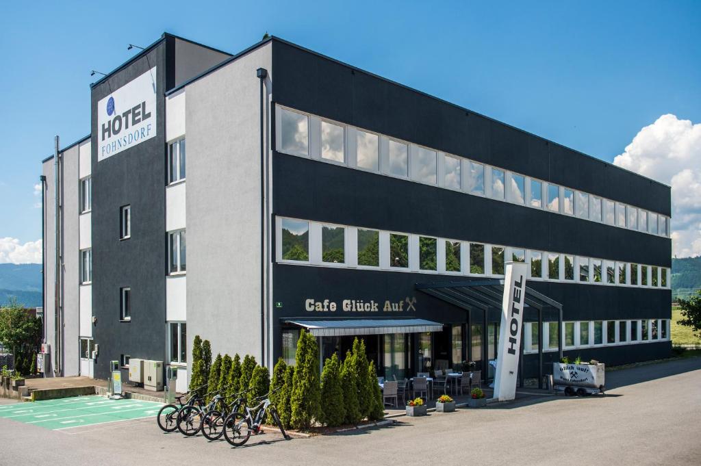 un gran edificio con bicicletas estacionadas fuera de él en Hotel Fohnsdorf, en Fohnsdorf