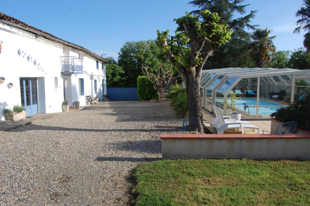 ein Haus mit einem Baum und einem Pool in der Unterkunft Douce France 82 in Saint-Nicolas-de-la-Grave