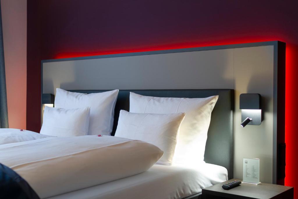 Postel nebo postele na pokoji v ubytování Qube Hotel Bahnstadt