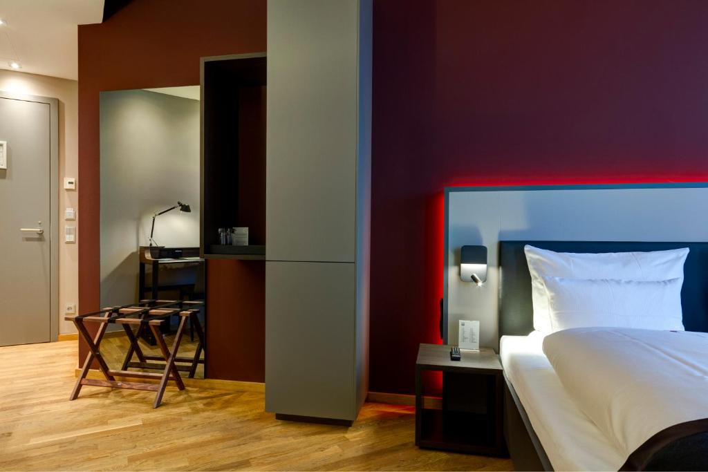 Postel nebo postele na pokoji v ubytování Qube Hotel Bahnstadt