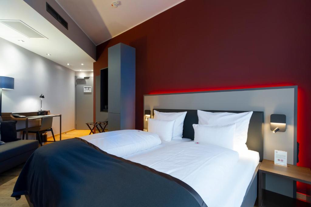 Postel nebo postele na pokoji v ubytování Qube Hotel Bahnstadt