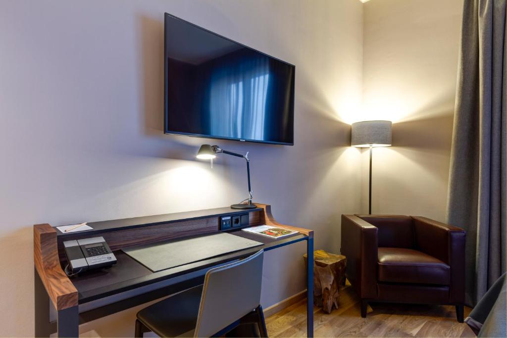TV a/nebo společenská místnost v ubytování Qube Hotel Bahnstadt