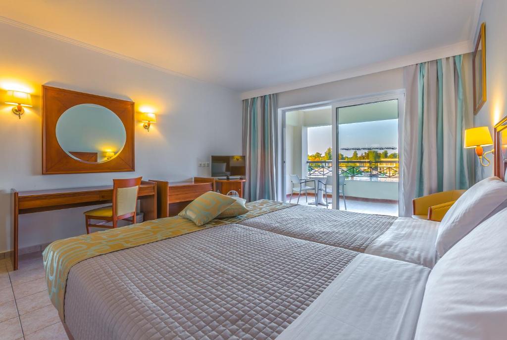 Łóżko lub łóżka w pokoju w obiekcie Kipriotis Maris Suites