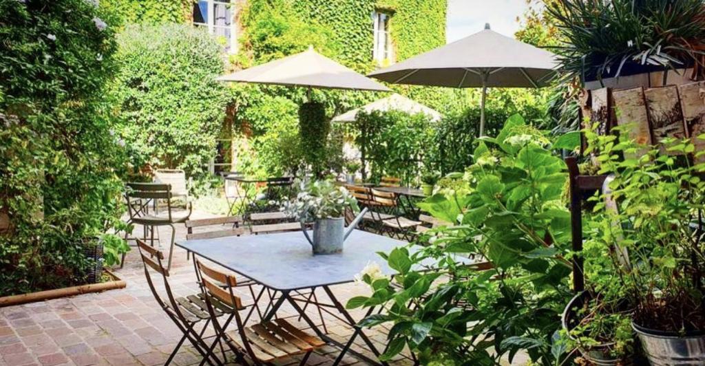 La Cour Sainte Catherine demeure de charmeにある庭
