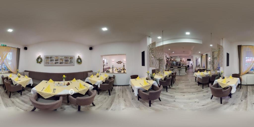 Reštaurácia alebo iné gastronomické zariadenie v ubytovaní Pension & Restaurant La Amalia