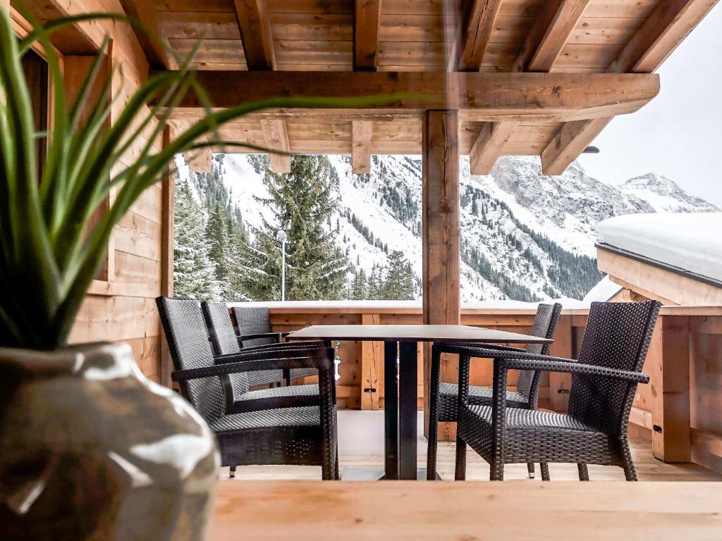Vista generica sulle montagne o vista sulle montagne dall'interno dello chalet