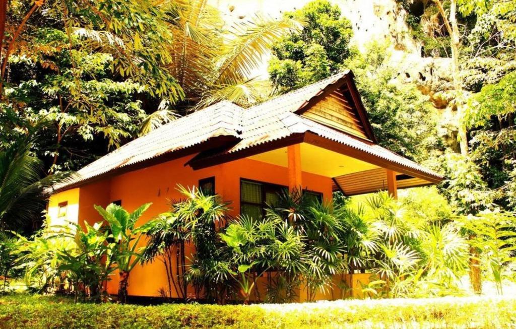 Сад в Tonsai Bay Resort