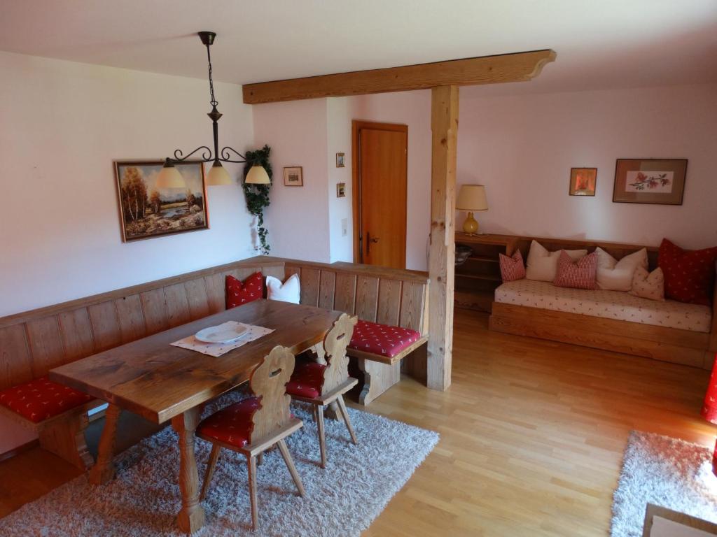 jadalnia ze stołem, krzesłami i kanapą w obiekcie Landhaus Sommerau w mieście Reith bei Kitzbühel