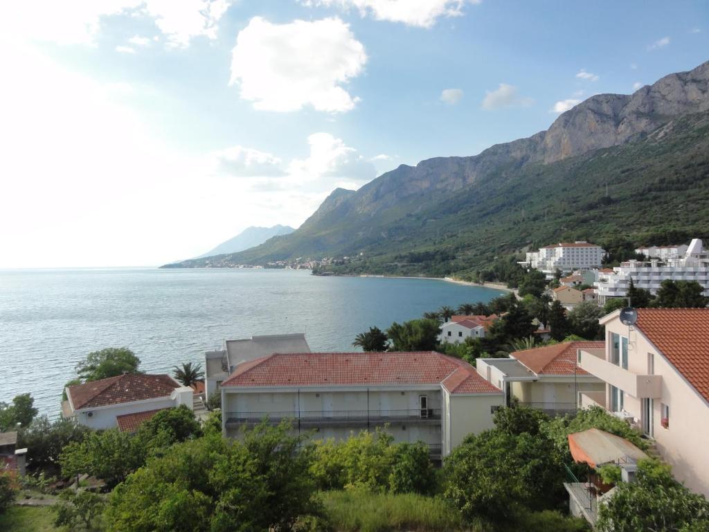 a view of a town next to a body of water at Apartmani Anka in Gradac