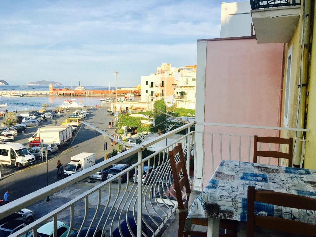 balcón con vistas a la ciudad y a la calle en Agenzia Isotur GINESTRA, en Ponza