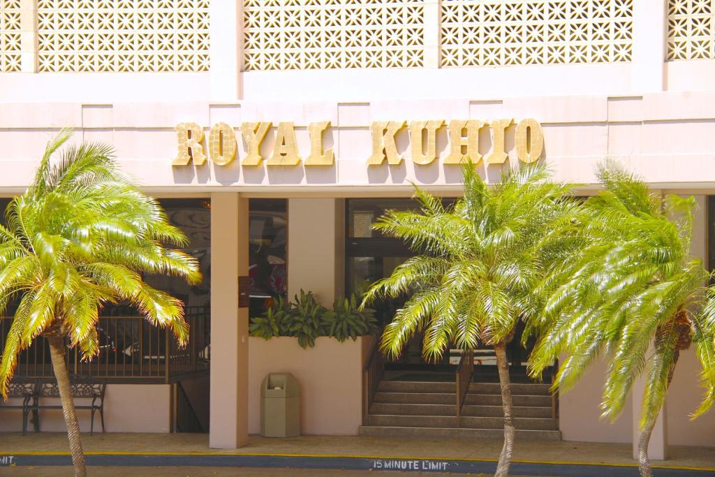 un hôtel avec des palmiers devant lui dans l'établissement Royal Kuhio Resort, à Honolulu