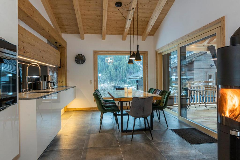 a kitchen and dining room with a table and chairs at Chalet Glemmtal - Haus Bergblick in Viehhofen