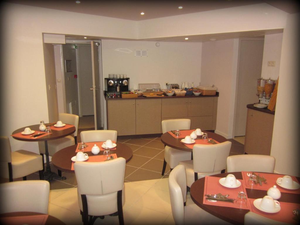 Příslušenství pro přípravu čaje a kávy v ubytování Hôtel Ours Blanc - Wilson