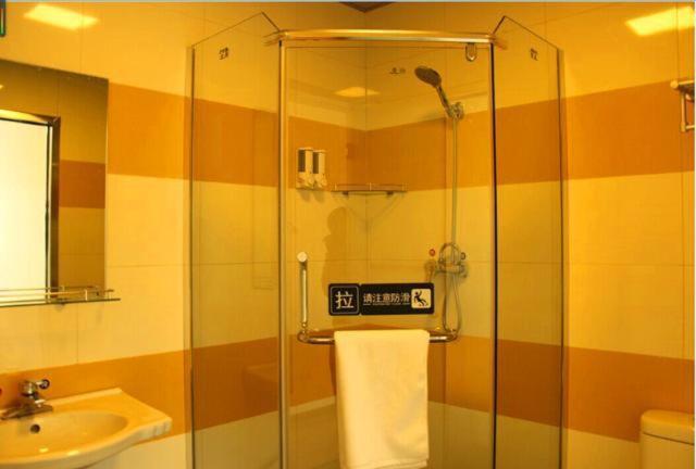 A bathroom at 7Days Inn Bazhong International Trade City