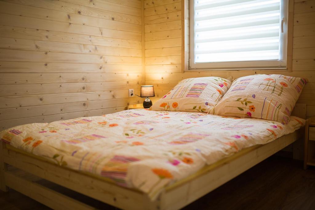 Postel nebo postele na pokoji v ubytování Domki Pod Roztóczką