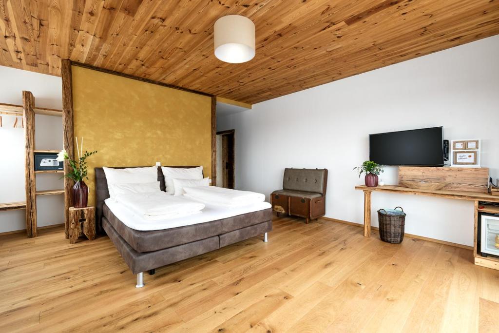 A bed or beds in a room at Jacky's Mühle
