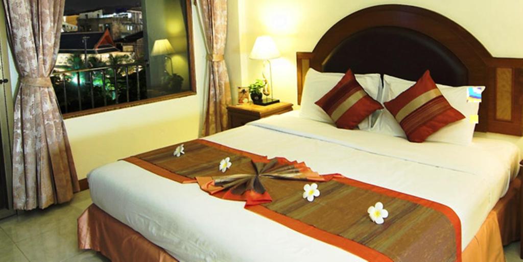 Postel nebo postele na pokoji v ubytování PS Hotel Phuket Patong - SHA Plus