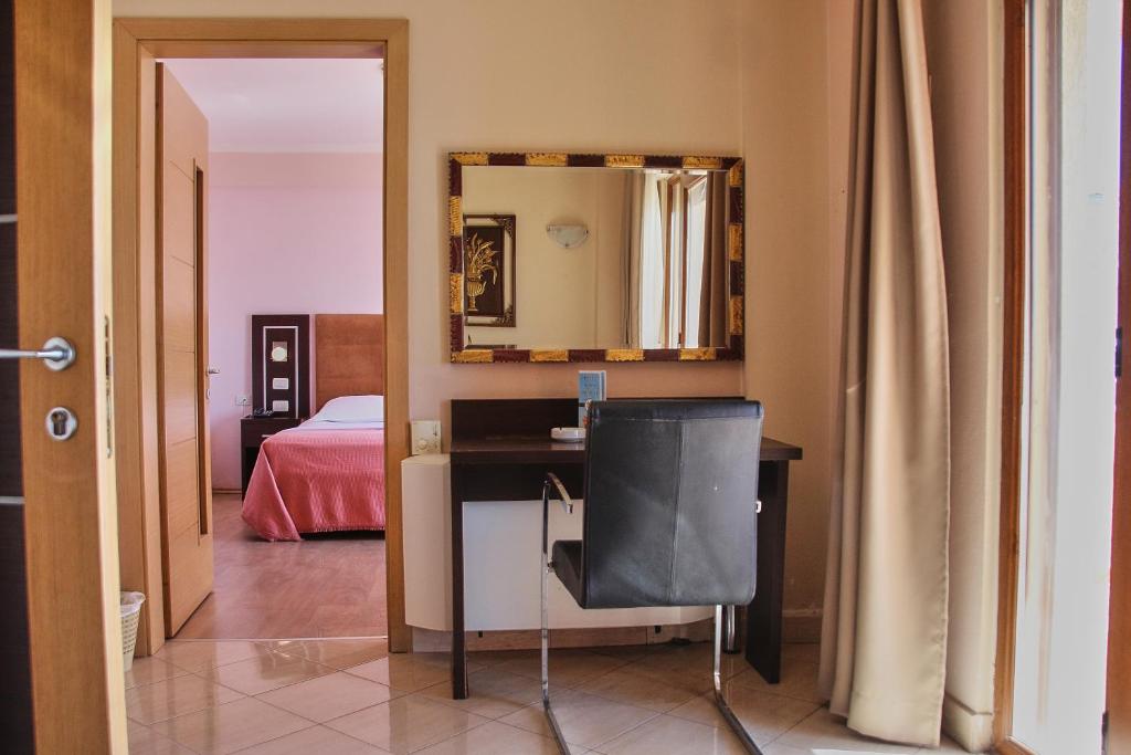 Una cama o camas en una habitación de Hotel Nais Beach
