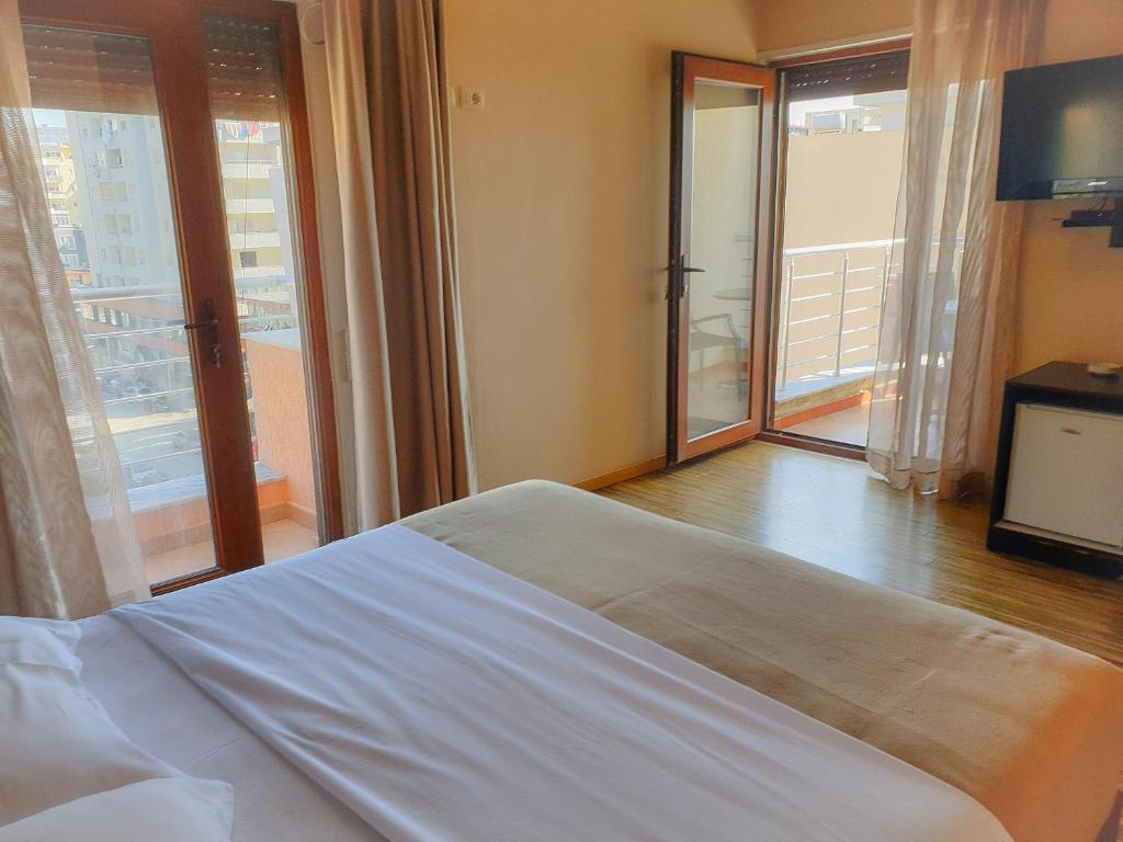 Una cama o camas en una habitación de Hotel Nais Beach