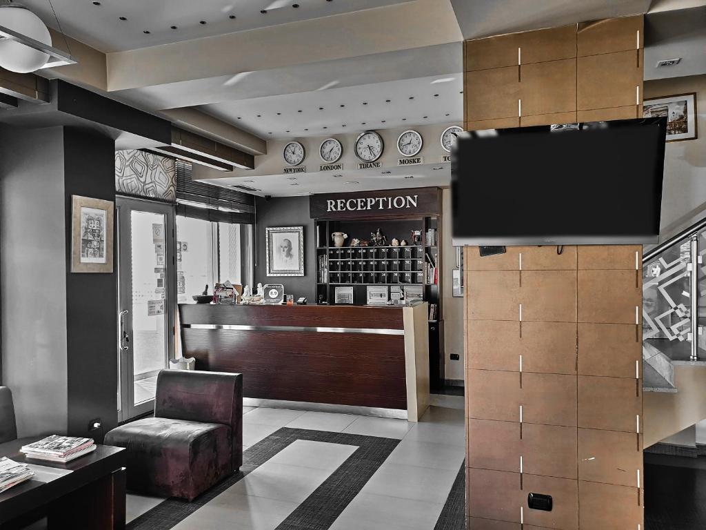 Una televisión o centro de entretenimiento en Hotel Nais Beach