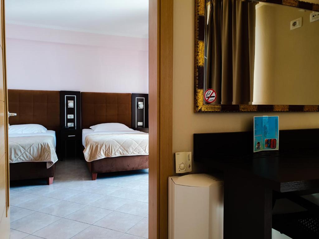 Una cama o camas en una habitación de Hotel Nais Beach