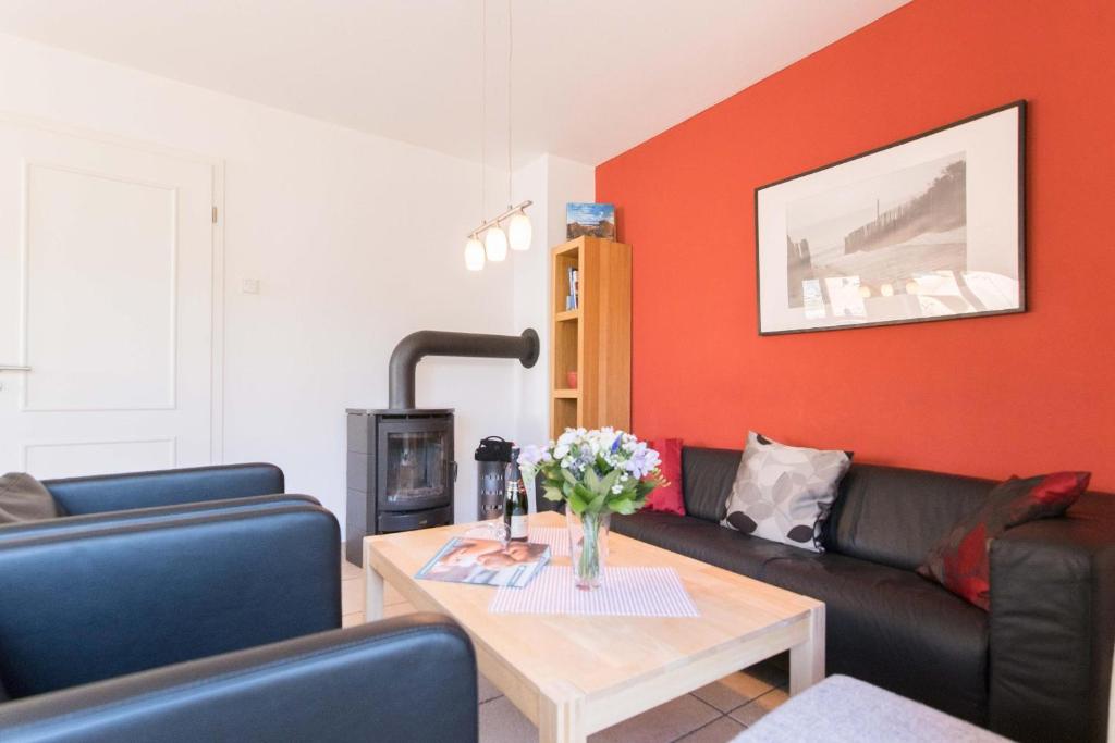een woonkamer met een bank en een tafel bij STRANDHAUS 43 in Dierhagen