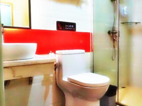 uma casa de banho com um WC, um chuveiro e um lavatório. em 7Days Premium Huizhou Boluo Lake Town Luofushan em Huizhou