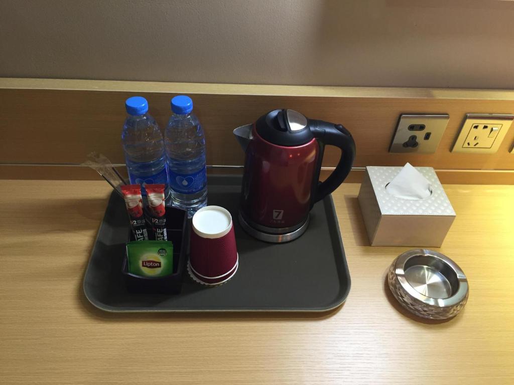 ein Tablett mit Getränken und Wasserflaschen auf dem Tisch in der Unterkunft 7Days Premium Wangcheng Walking Street in Changsha