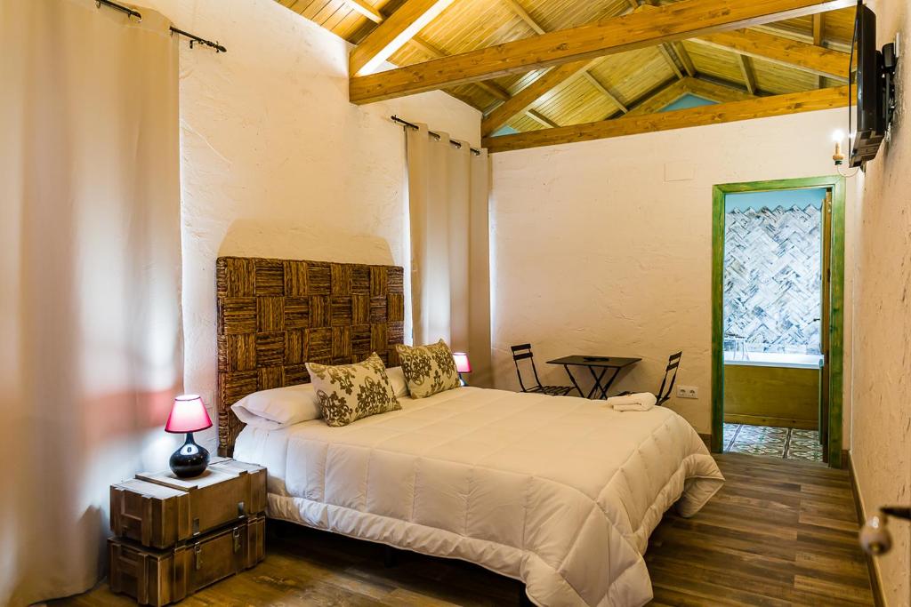 a bedroom with a bed in a room at Hospedium Hotel El Nido de Alcudia Suites in Almodóvar del Campo
