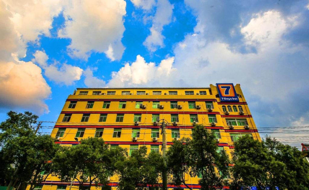 żółty budynek z napisem na górze w obiekcie 7Days Inn Ankang Ba Shandong Road Anyunsi w mieście Ankang