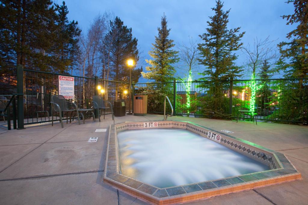 basen na patio w nocy w obiekcie Kutuk Condominiums w mieście Steamboat Springs