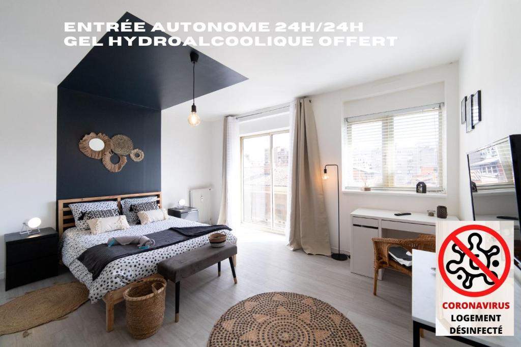 1 dormitorio con 1 cama y escritorio en una habitación en LE CARRÉ MATABIAU HYPERCENTRE GARE NETFLIX, en Toulouse