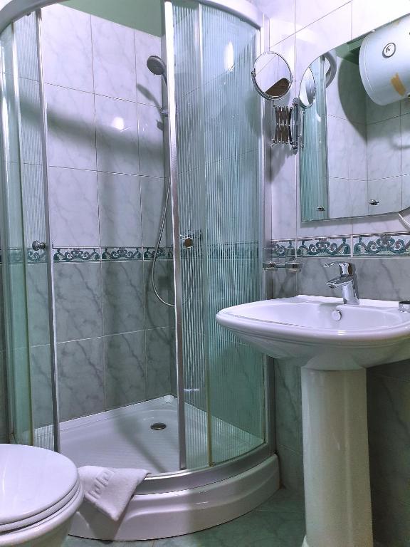Un baño de Hotel Nais Beach