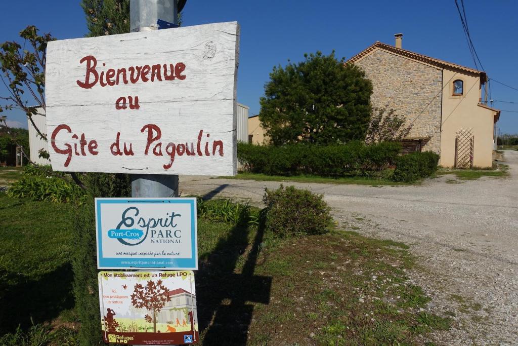 un cartel en un poste al lado de una calle en Gîte du Pagoulin - Gîte en Hyères