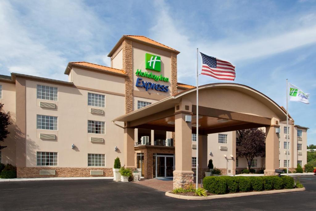 an exterior view of a hotel with an american flag at Holiday Inn Express Murrysville - Delmont, an IHG Hotel in Delmont