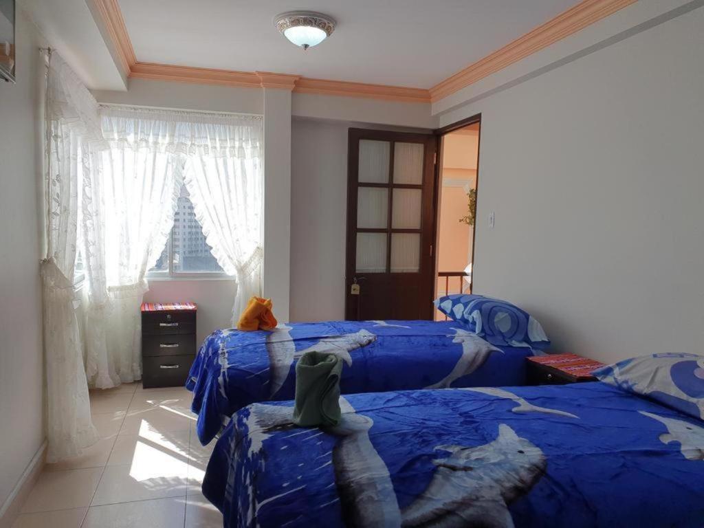 Un dormitorio con dos camas con tiburones. en No Fear Hostel en La Paz