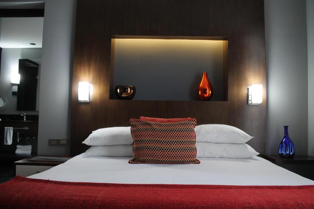 a bedroom with a large bed with a large mirror at Hotel Love It Consulado in Guadalajara