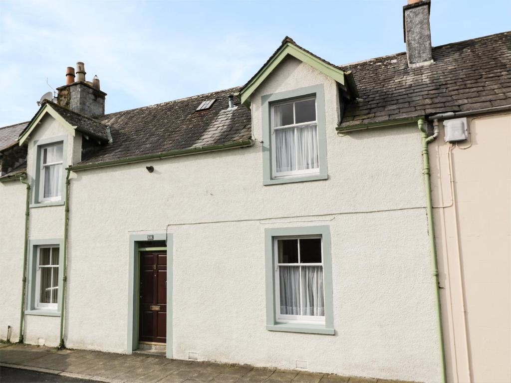 Casa blanca con ventanas blancas en 27-29 St Marys Place en Kirkcudbright